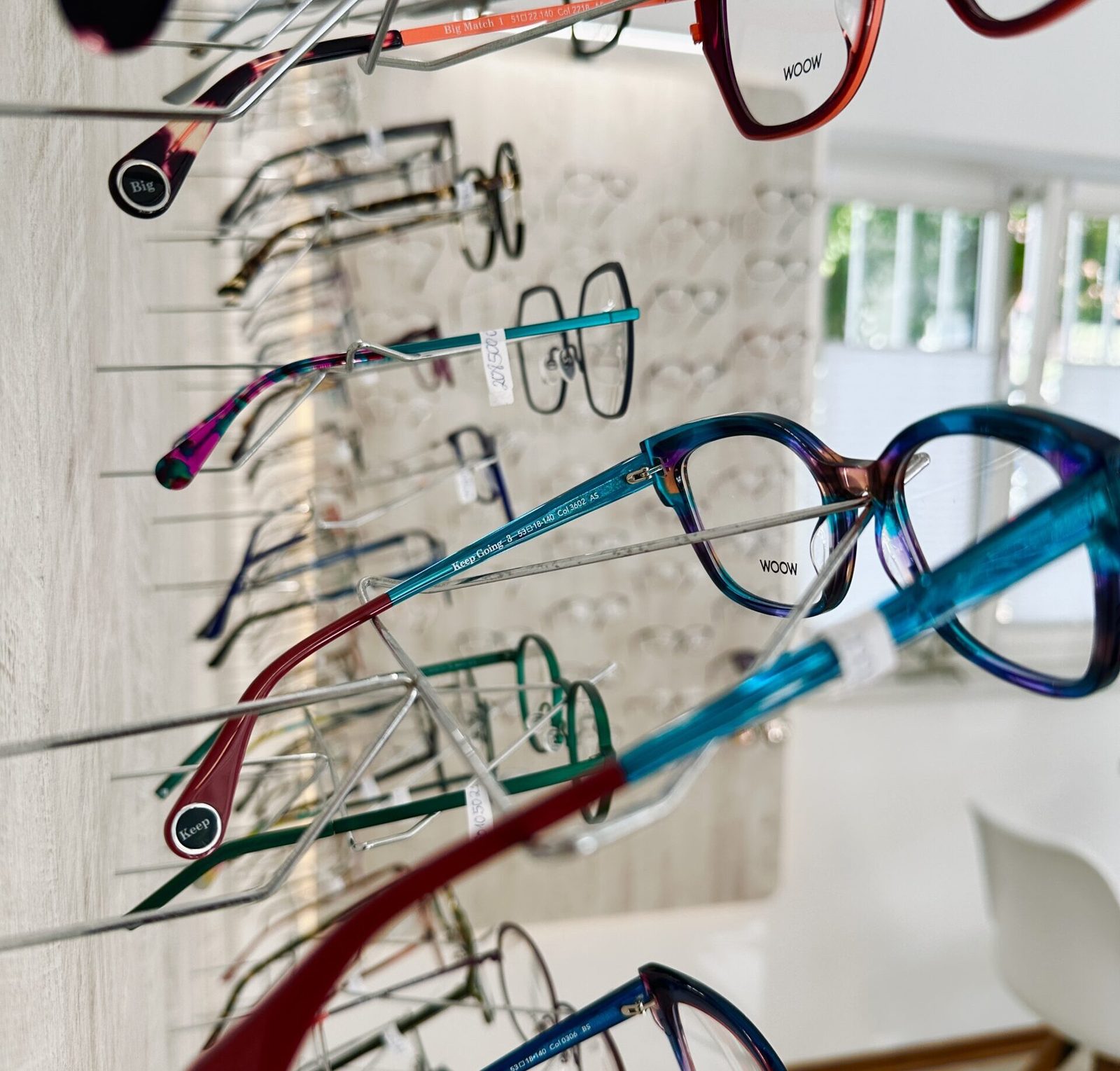 Brillenauswahl bei Optik Glöckner in Eschborn